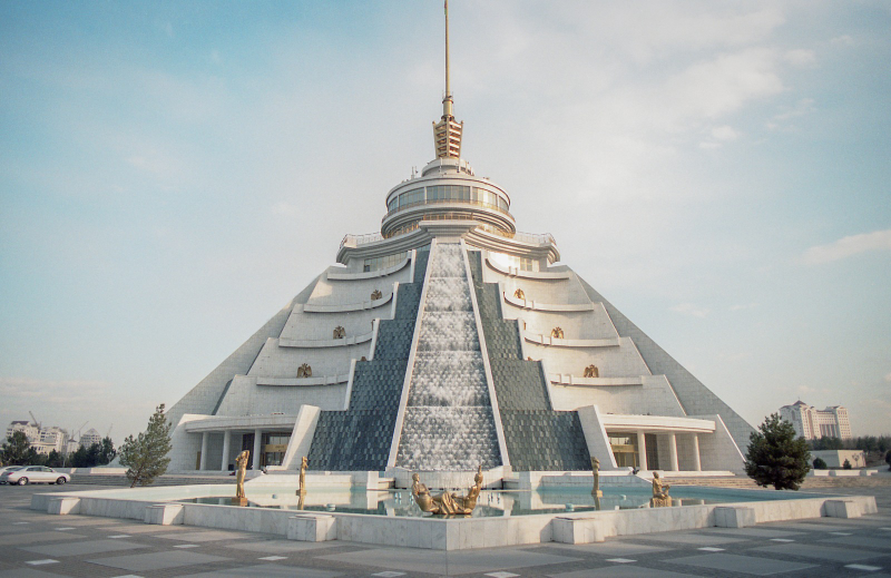 Illustration for article titled Turkmenistan's Astonishing Attempt To Build A City Of The Future